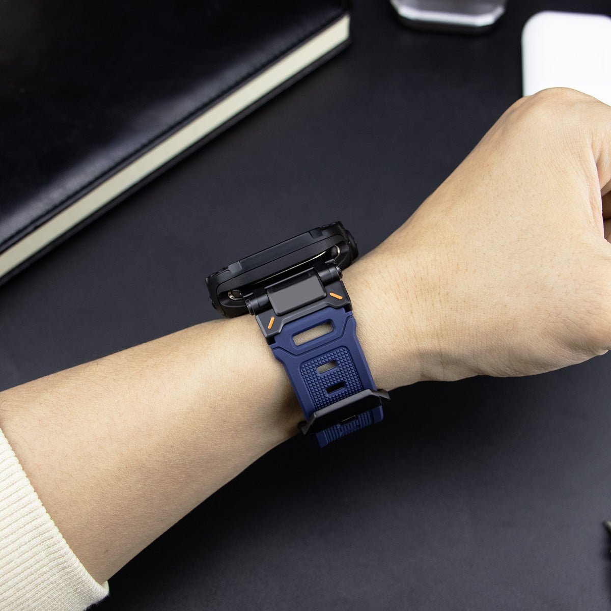 Bracelet bleu en TPU renforcé avec coque noire anti-choc pour montre connectée, design sport robuste.