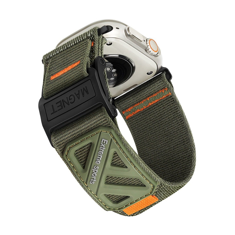 Bracelet Apple Watch vert olive en nylon tissé, fermoir magnétique noir robuste, détails orange, design sport extrême.