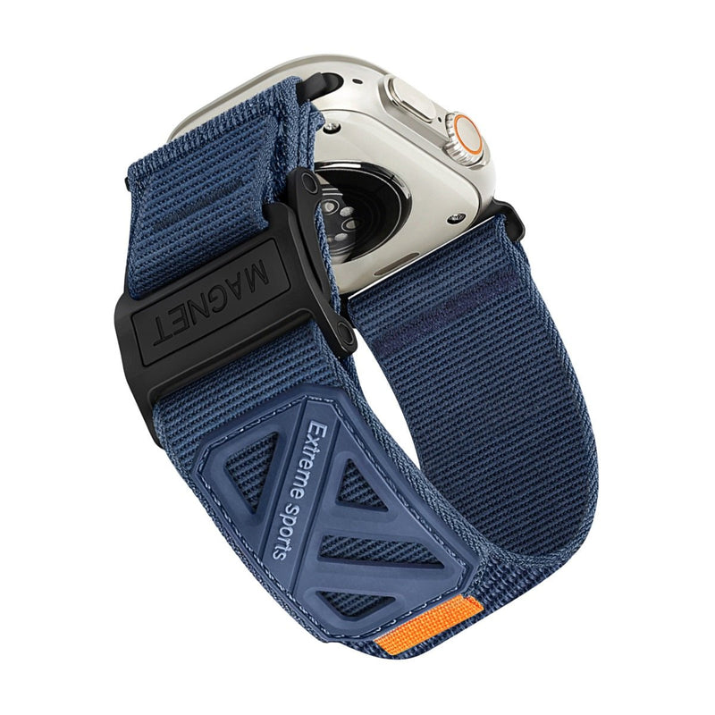 Bracelet Apple Watch bleu marine en nylon tissé, fermoir magnétique noir robuste, design sport extrême.