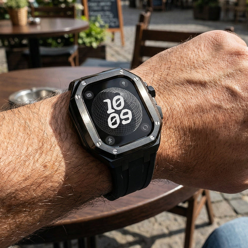Bracelet sport noir en fluoroélastomère souple avec boîtier titane renforcé et boucle acier sur Apple Watch Ultra 49mm.