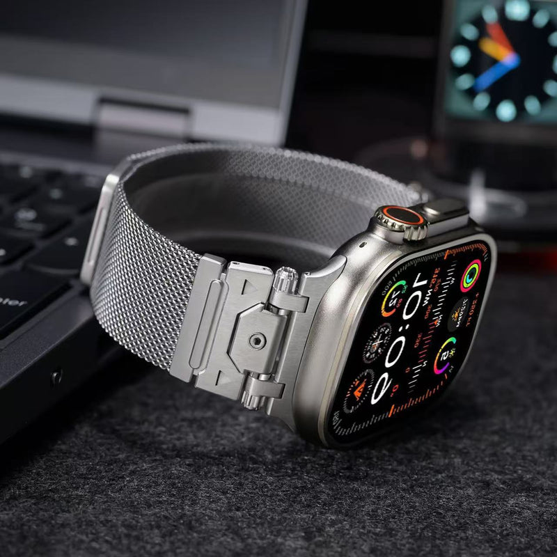 Bracelet tactique en acier inoxydable gris, mailles milanaises fines, fermoir magnétique ajustable, compatible Apple Watch.