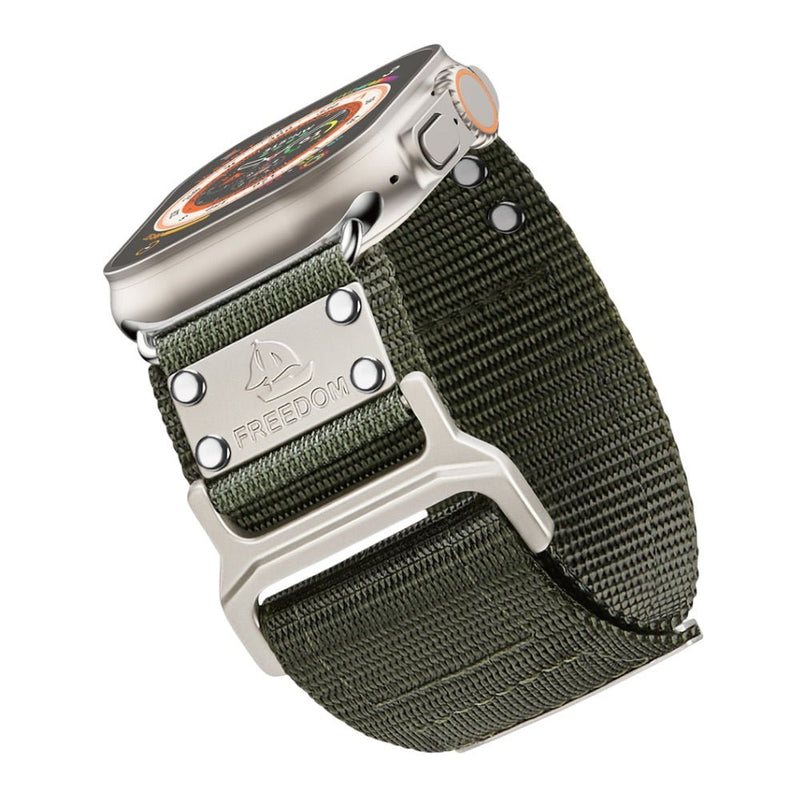 Bracelet tactique en nylon kaki pour Apple Watch avec boucle métallique ajustable et plaque gravée Freedom Edition.