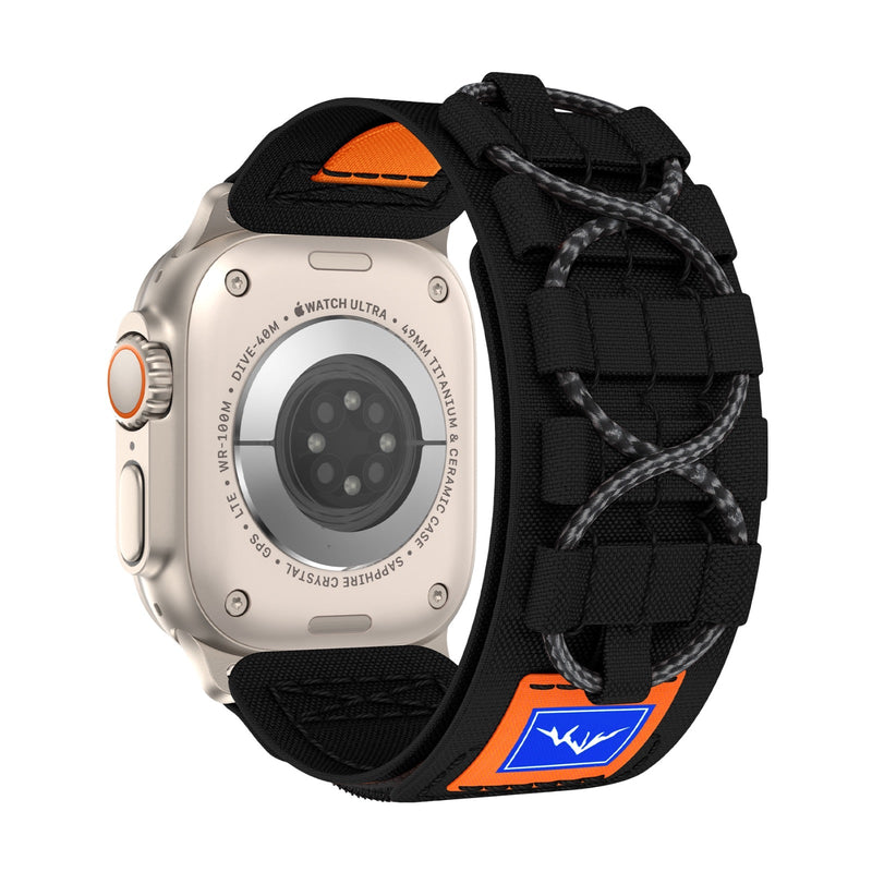 Bracelet tactique noir et orange en nylon pour Apple Watch avec fixation ajustable et étiquette bleue.