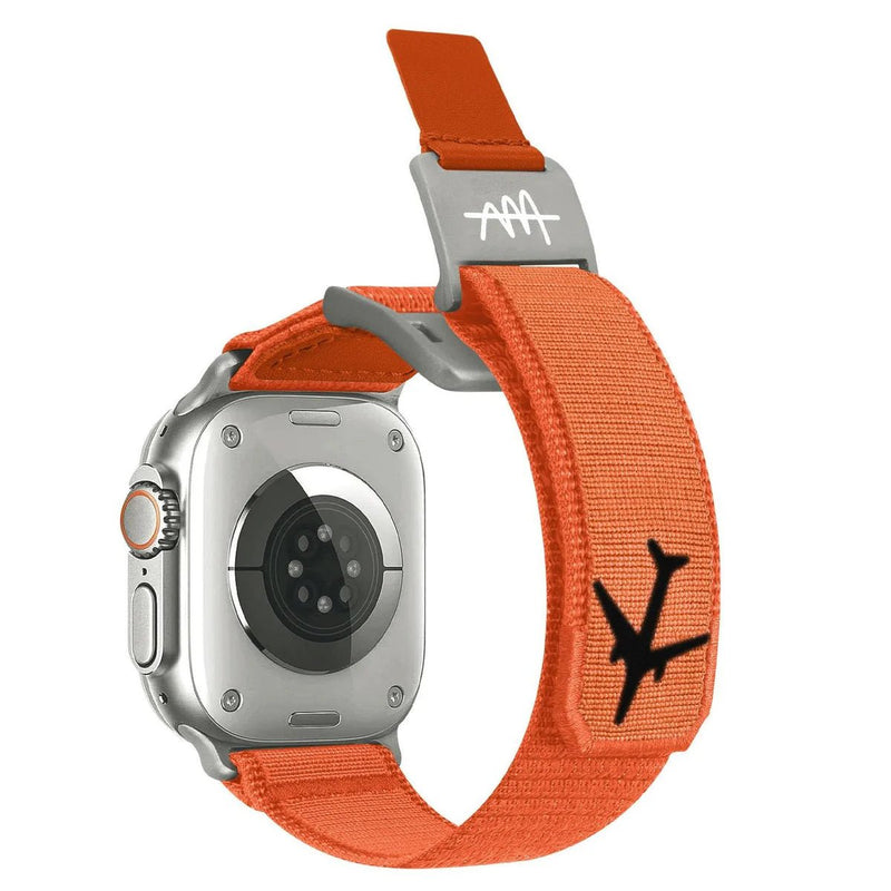 Bracelet tactique orange ajustable avec boucle magnétique noire et argent pour Apple Watch.