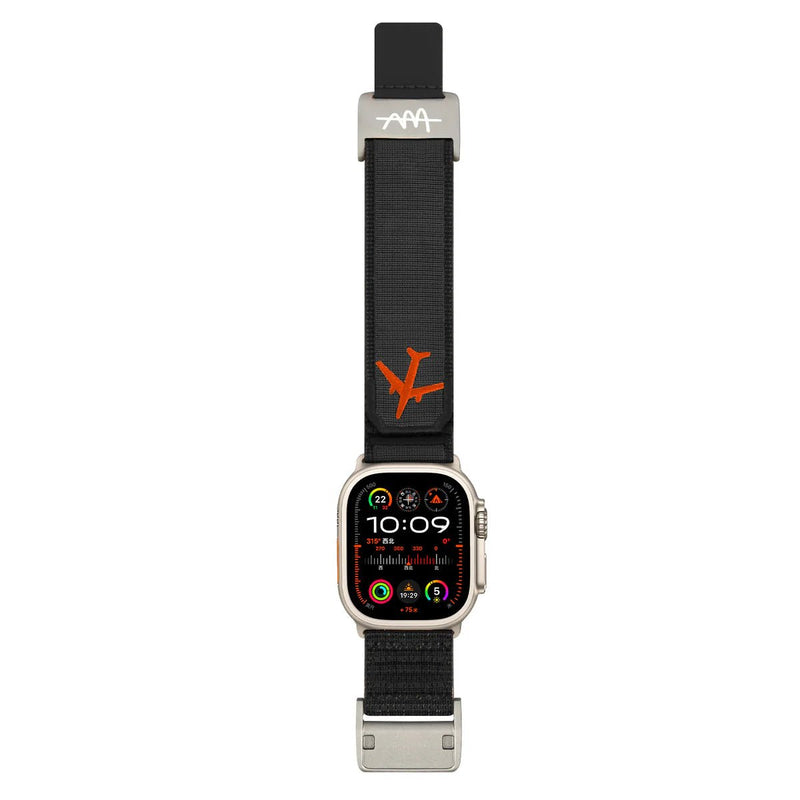Bracelet tactique noir pour Apple Watch avec logo orange et fermoir métallique argenté ajustable.