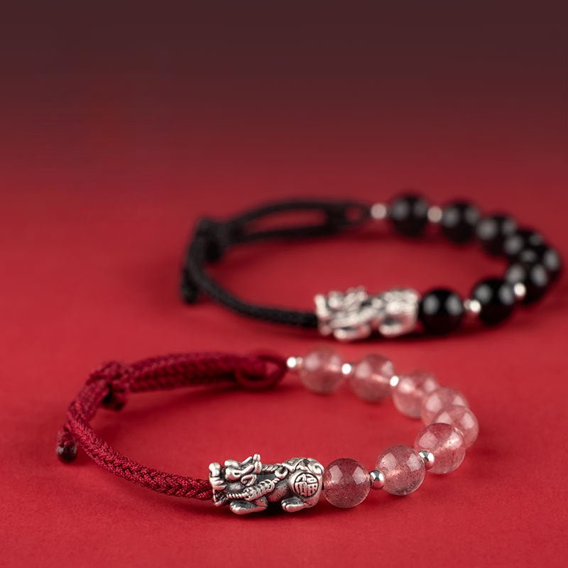 Bracelet tibétain mixte avec perles quartz rose et obsidienne noire, symbole Pi Xiu argenté, fil rouge tressé.