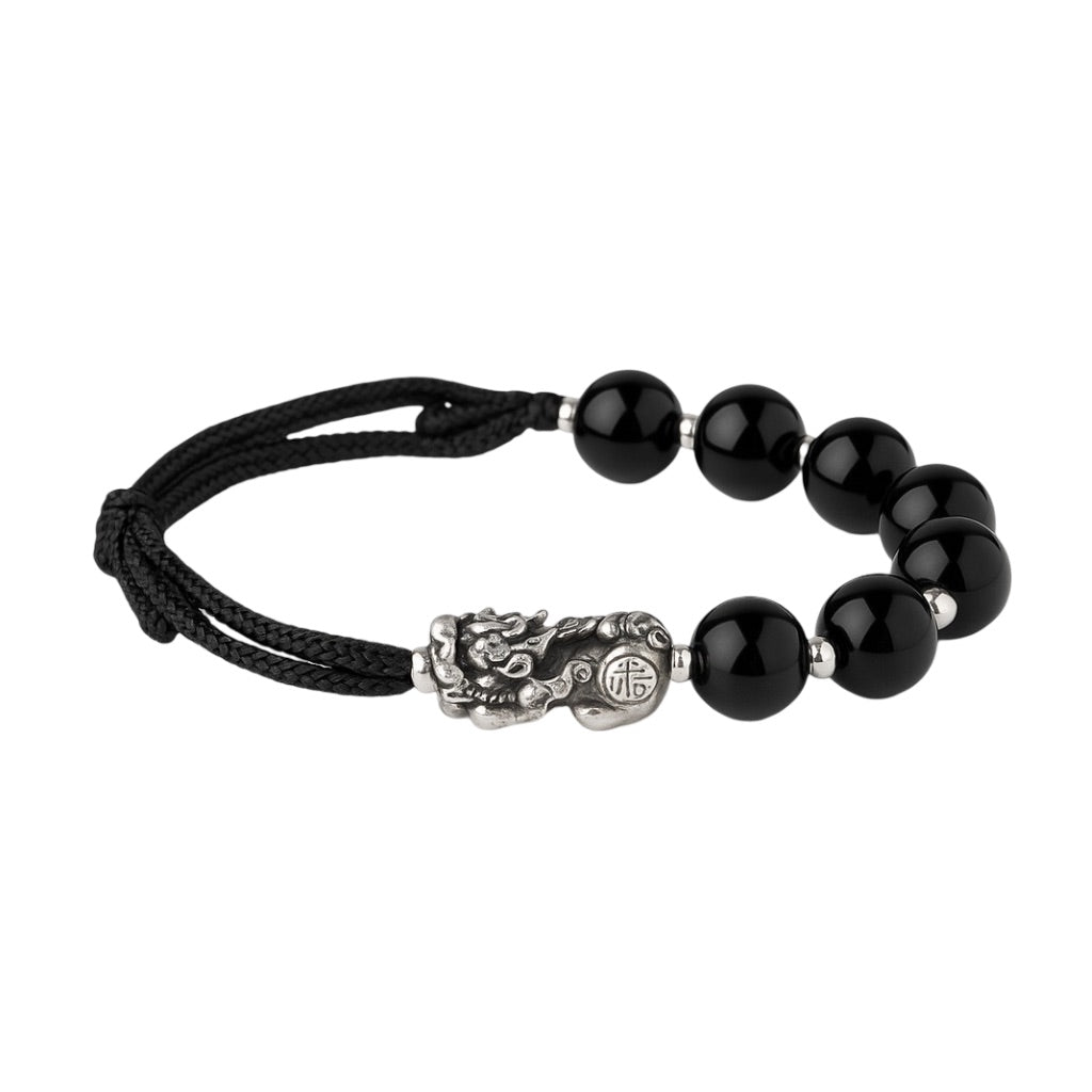 Bracelet tibétain noir avec perles d'obsidienne et breloque Pi Xiu en métal argenté sur fil réglable.