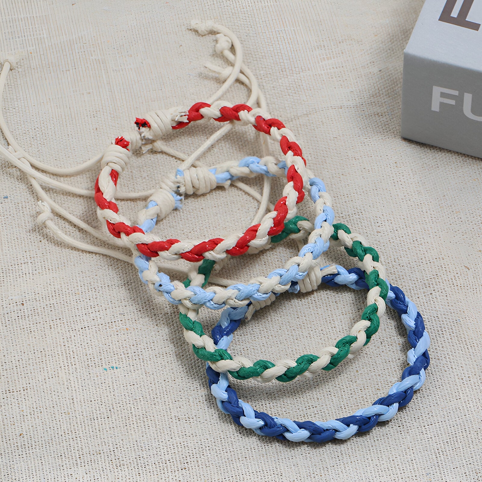 Lot de bracelets tissés bi-colores rouge, vert, bleu et bleu clair, style mixte avec cordon ajustable.