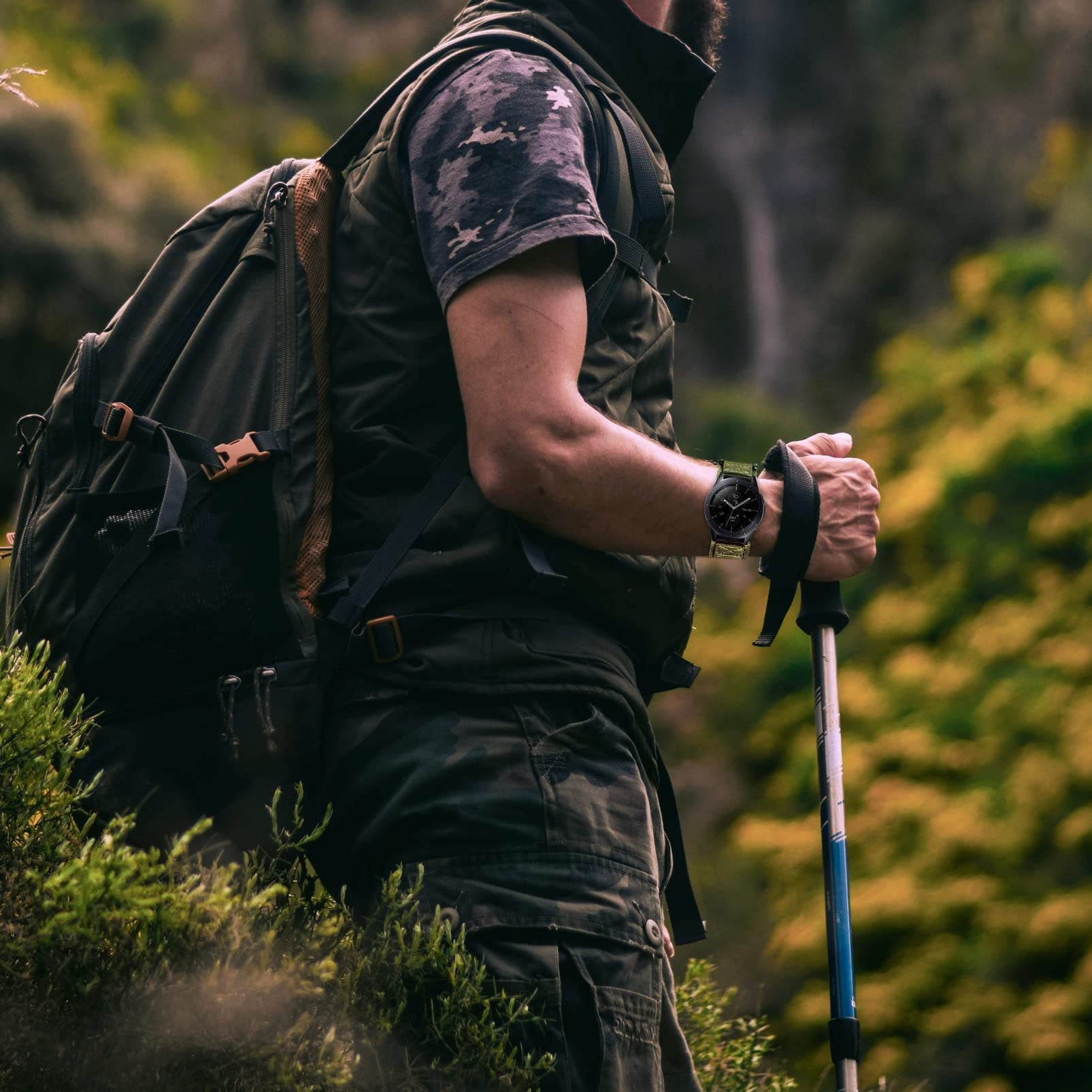 Bracelet Trail Edition en nylon noir à fermoir velcro, porté sur Samsung Galaxy Watch, style outdoor robuste.