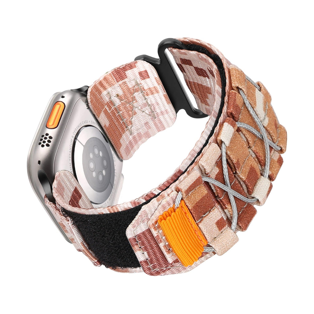Bracelet Apple Watch Trail Edition nylon camouflage beige marron avec nœuds tactiques et fermeture velcro orange.