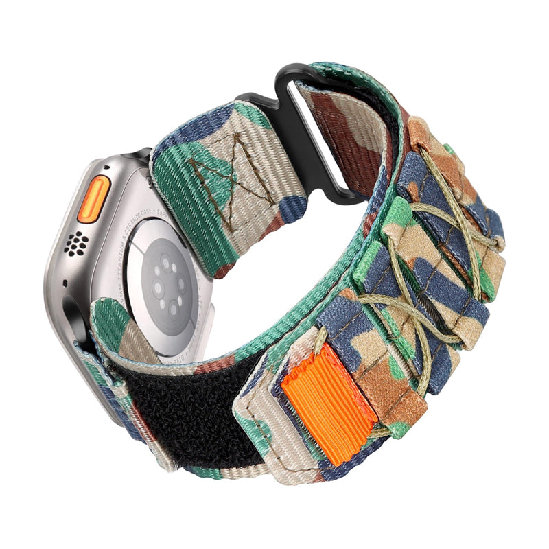 Bracelet Apple Watch en nylon camouflage vert, beige et bleu, avec nœuds tactiques et fermeture velcro noire.