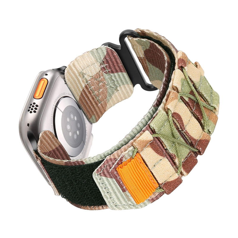 Bracelet Apple Watch en nylon camouflage avec nœuds tactiques et fermeture velcro orange.