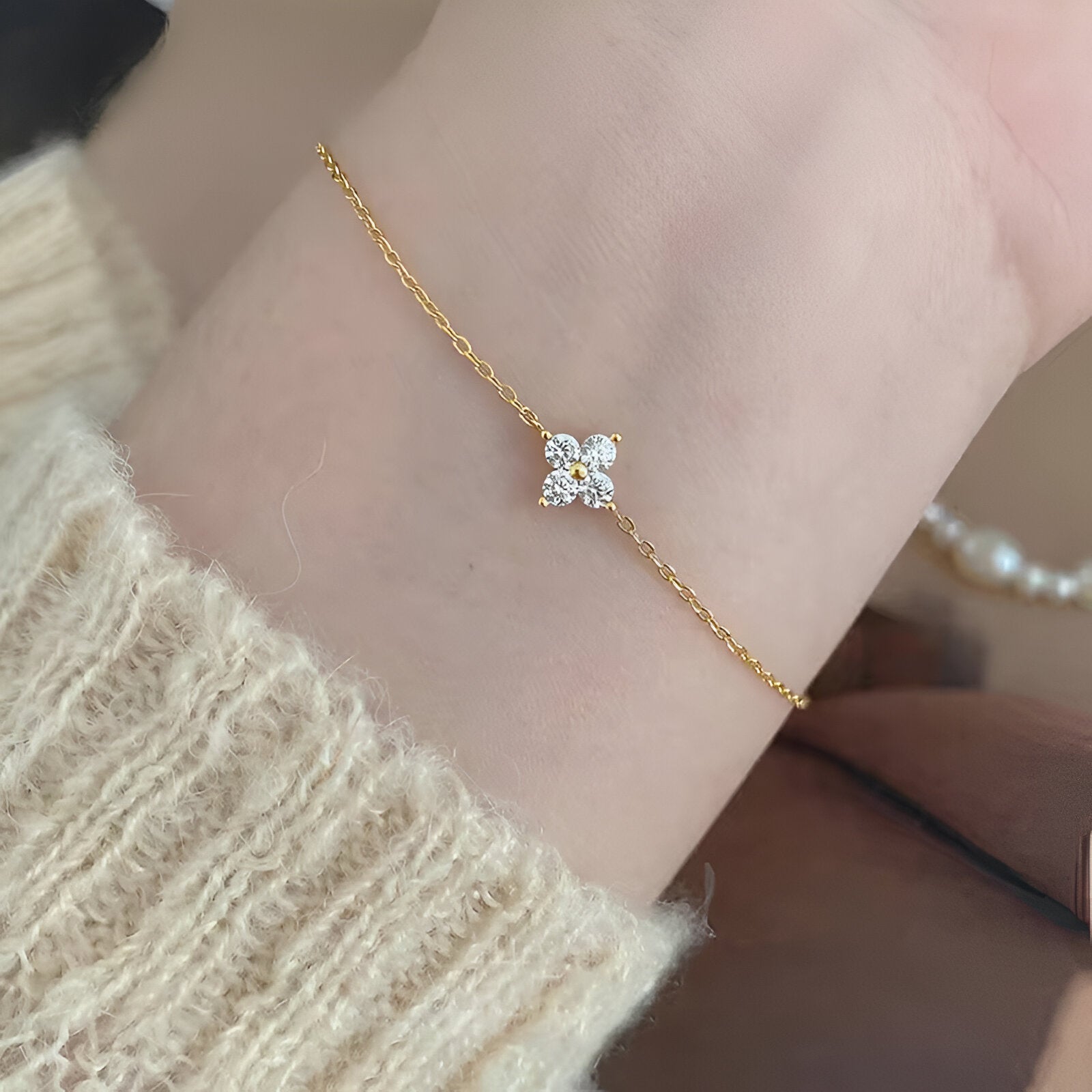Bracelet en cuivre doré avec pendentif trèfle à 4 feuilles scintillant et chaîne fine délicate.