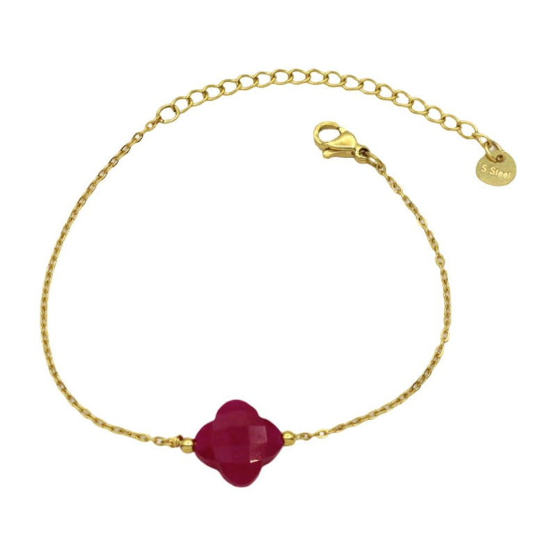 Bracelet fin doré avec chaîne réglable et pendentif trèfle en pierre naturelle rouge foncé.