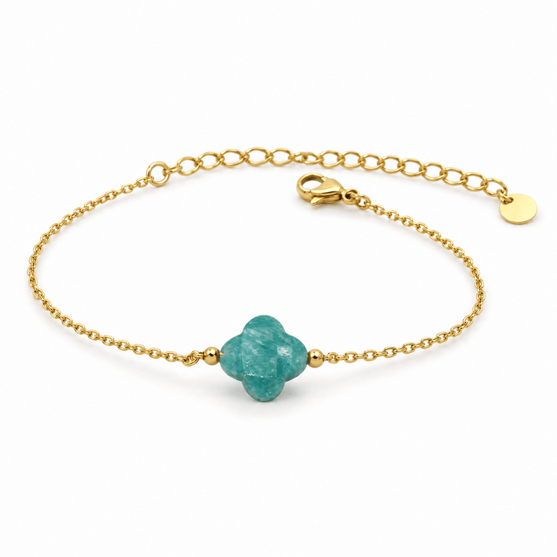 Packshot studio bracelet Bracelet trèfle en pierre naturelle, chaîne dorée fine, charme porte-bonheur féminin, réglable, modèle Idicia — Amazonite, vue frontale basse, fond blanc pur, détails verrouillés