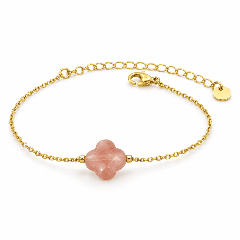Packshot studio bracelet Bracelet trèfle en pierre naturelle, chaîne dorée fine, charme porte-bonheur féminin, réglable, modèle Idicia — Quartz rose, vue frontale basse, fond blanc pur, détails verrouillés