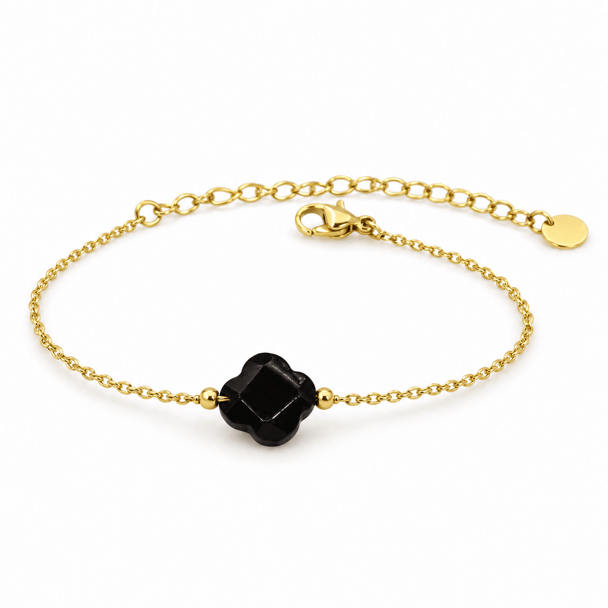 Packshot studio bracelet Bracelet trèfle en pierre naturelle, chaîne dorée fine, charme porte-bonheur féminin, réglable, modèle Idicia — Onyx, vue frontale basse, fond blanc pur, détails verrouillés
