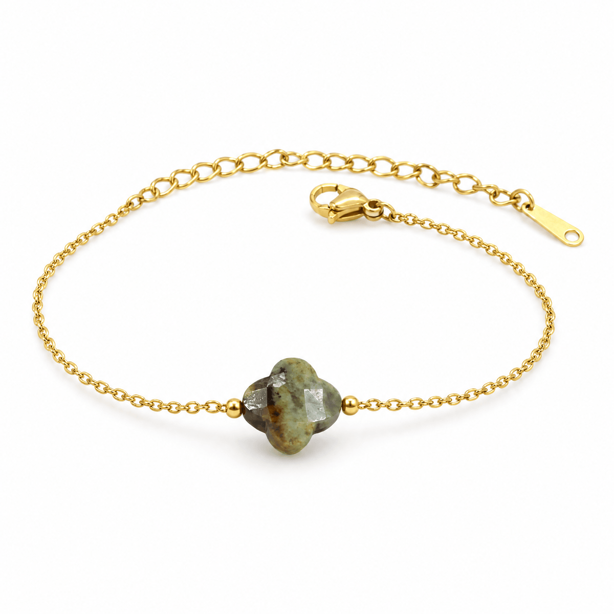 Packshot studio bracelet Bracelet trèfle en pierre naturelle, chaîne dorée fine, charme porte-bonheur féminin, réglable, modèle Idicia — Turquoise africaine, vue frontale basse, fond blanc pur, détails verrouillés