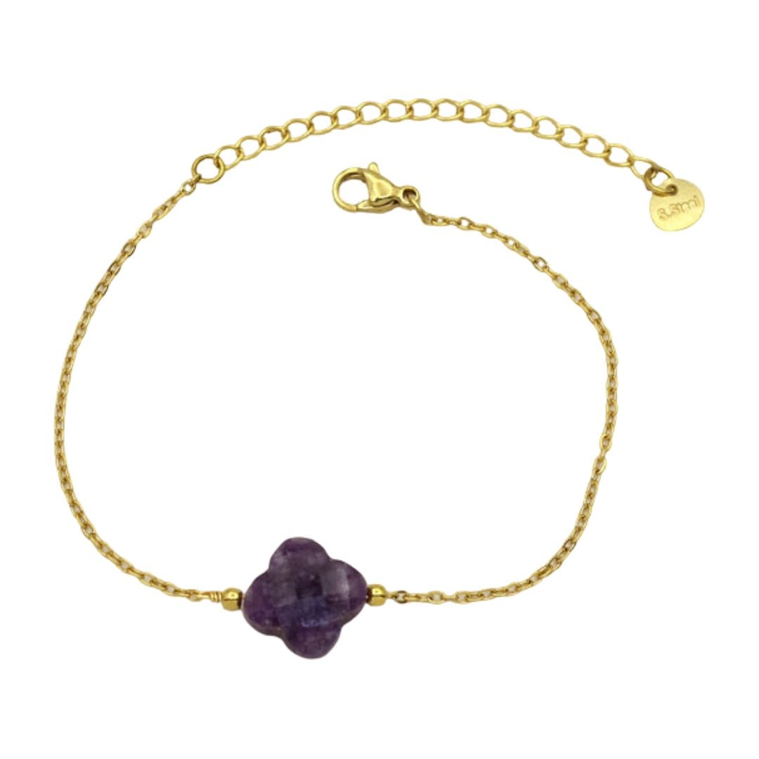 Bracelet fin en chaîne dorée avec pendentif trèfle en pierre naturelle violette, fermeture réglable.