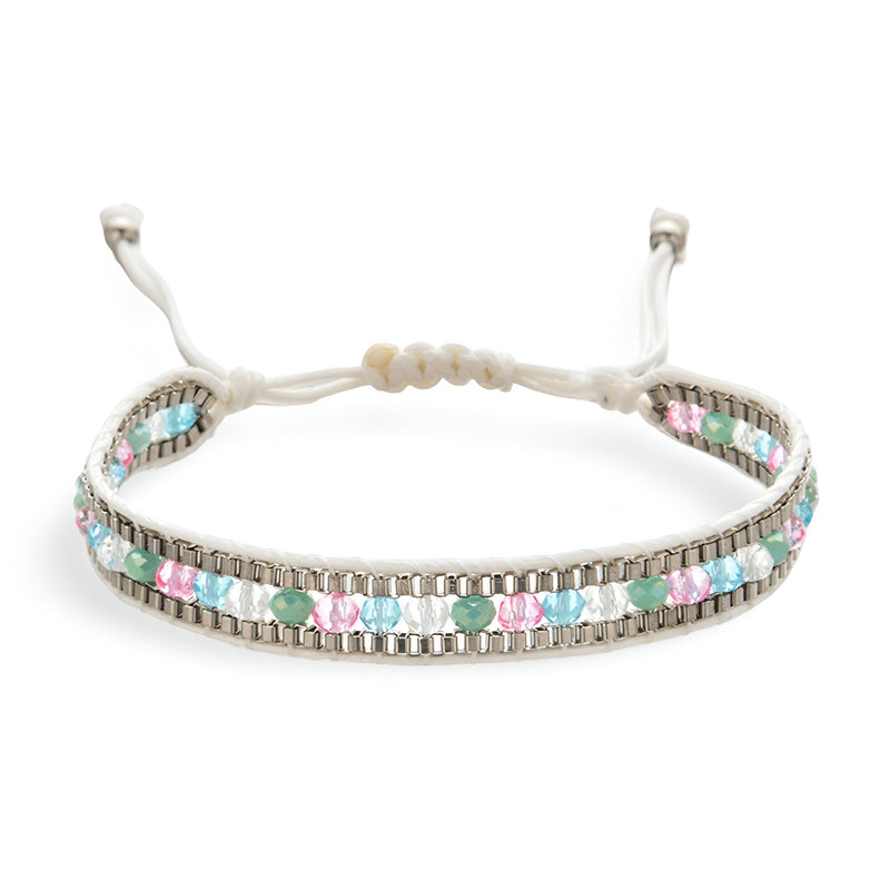 Bracelet tressé en coton beige avec perles de riz turquoise, rose et blanches, fermoir coulissant.