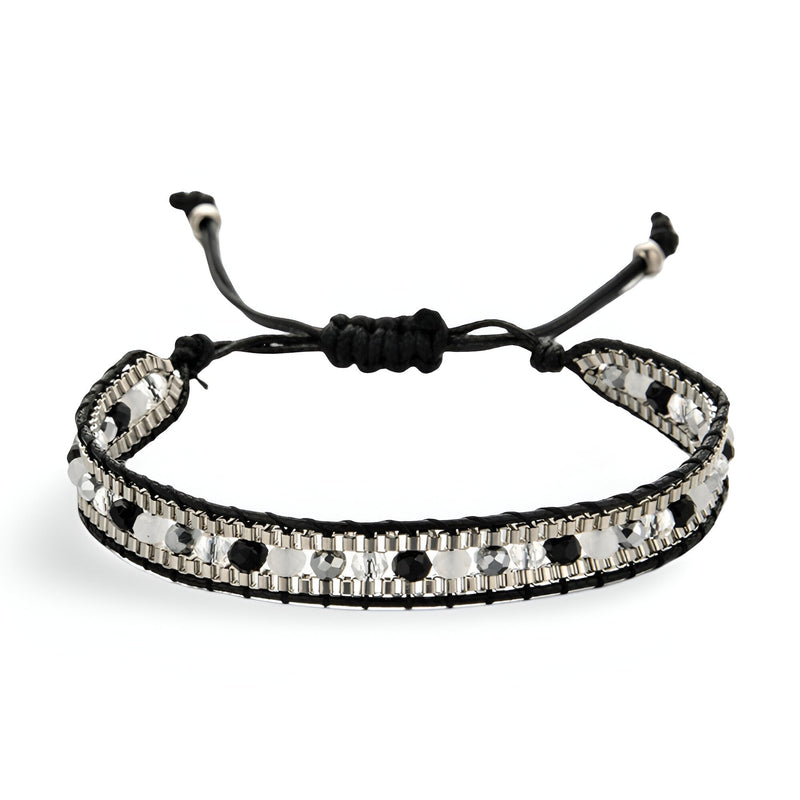 Bracelet tressé en fil noir avec perles argentées et noires intégrées, fermoir coulissant ajustable.