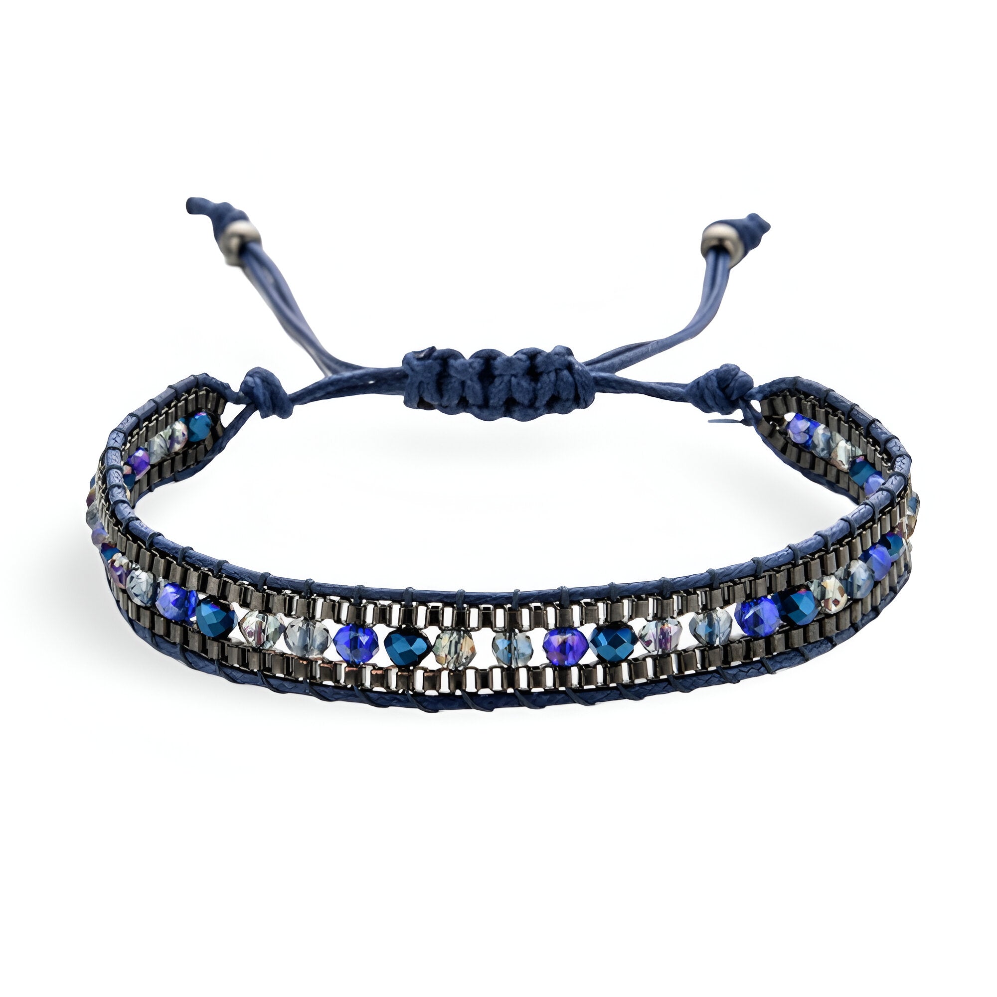 Bracelet tressé bleu marine avec perles de riz blanches et bleues, fermoir coulissant réglable.