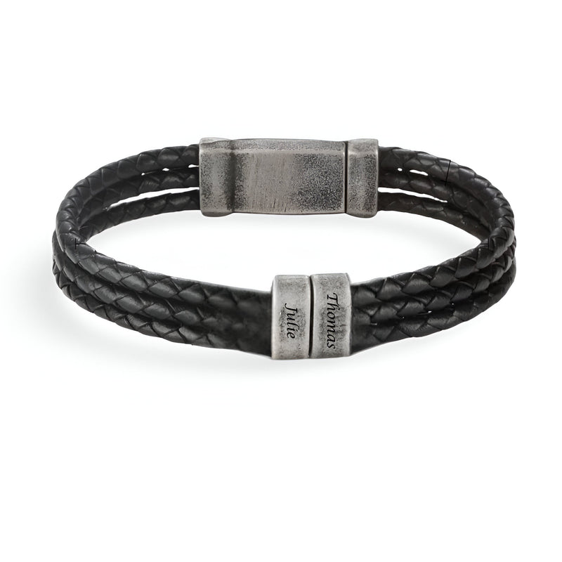 Bracelet homme en cuir noir triple cordon avec double plaques métalliques gravées style Austin.