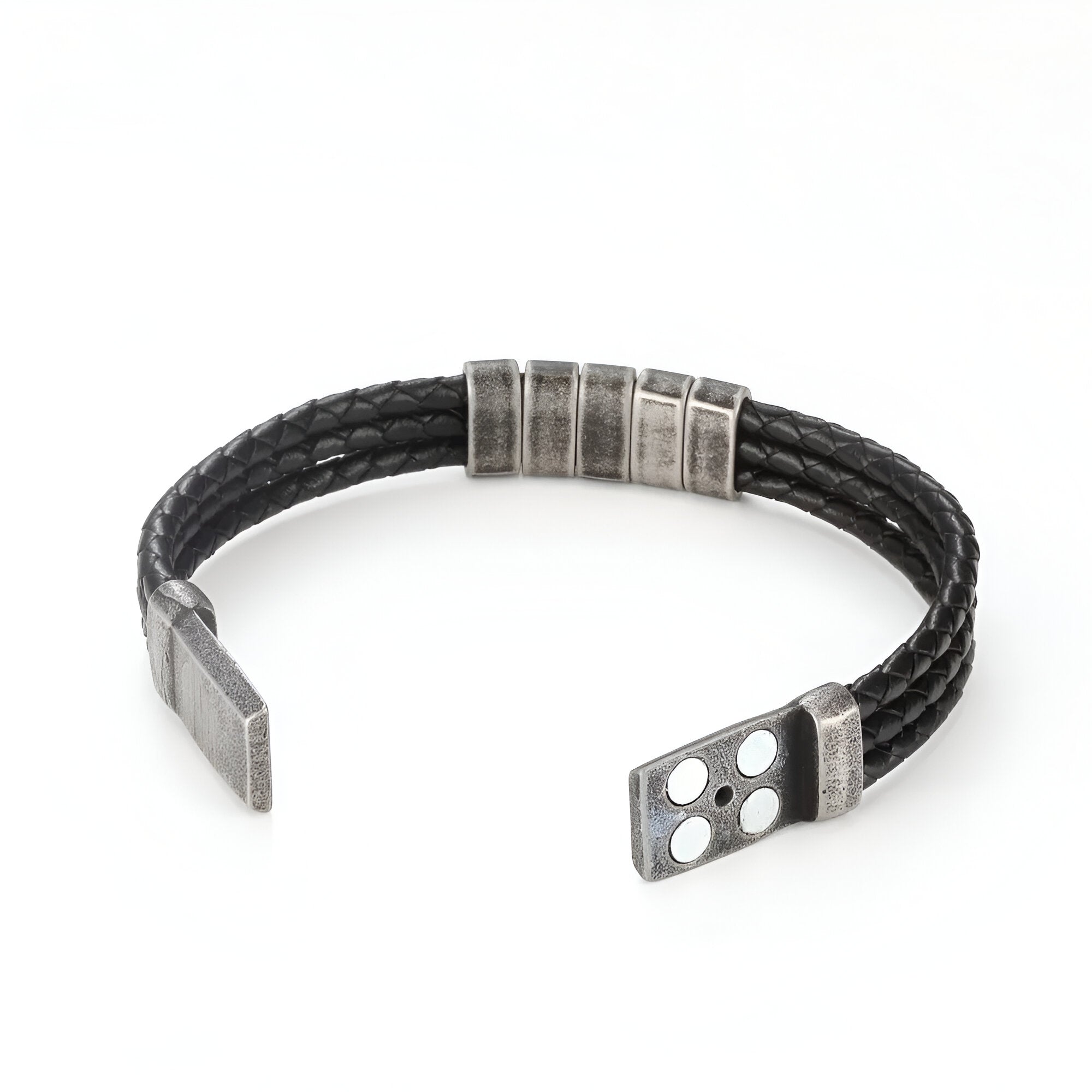 Bracelet homme en cuir noir tressé à triple cordon avec trois plaques métalliques vieilli.
