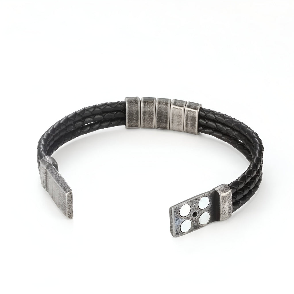 Bracelet homme en cuir noir tressé à triple cordon avec trois plaques métalliques vieilli.