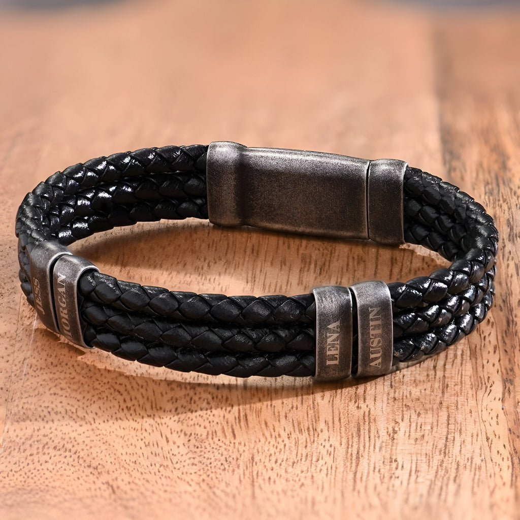 Bracelet homme triple cordon cuir noir avec plaques métalliques personnalisées style vintage.