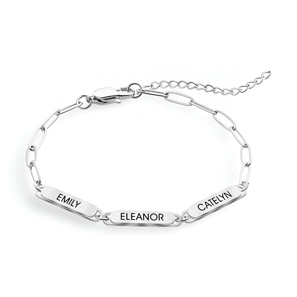 Bracelet en acier inoxydable argenté à trois plaques rectangulaires gravées Emily, Eleanor et Caelynn.