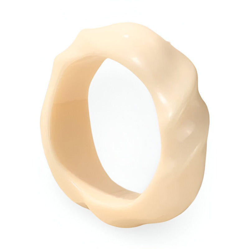 Bracelet en acrylique beige clair avec surface ondulée et finition mate.