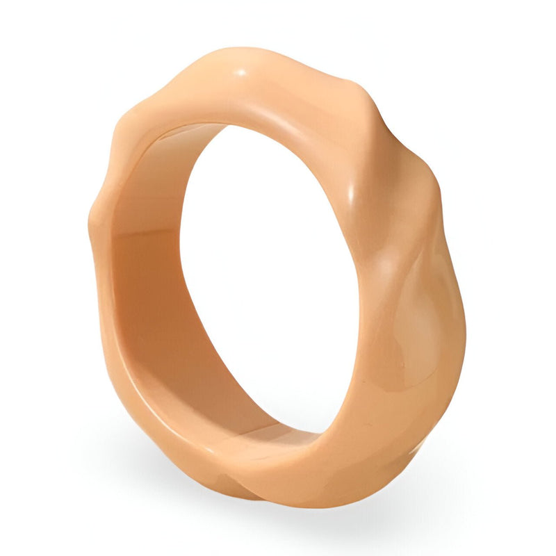 Bracelet en acrylique beige avec surface ondulée et finition lisse pour femme.