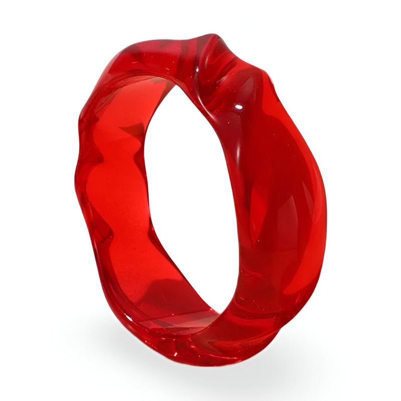 Bracelet femme en acrylique rouge transparent avec surface ondulée et finition lisse.