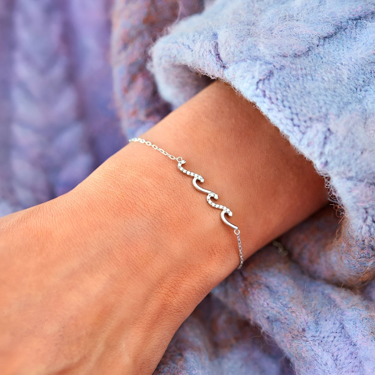 Bracelet en argent sterling avec motif de vagues scintillantes, chaîne fine délicate.