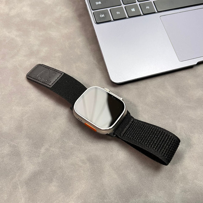 Bracelet Apple Watch noir en nylon avec fermoir velcro ultra léger et ajustable.