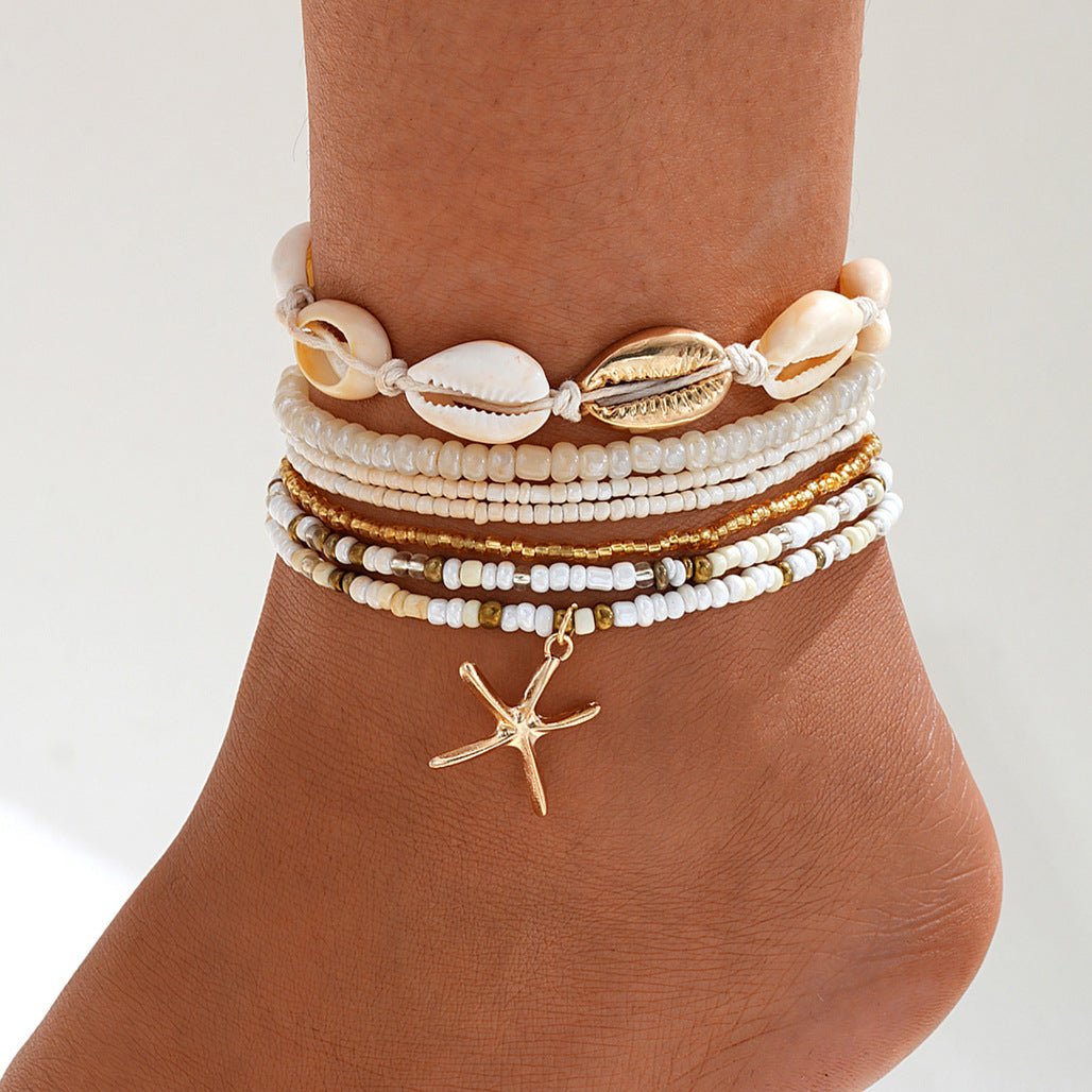 Bracelets de cheville blancs en perles et coquillages avec pendentif étoile de mer doré.