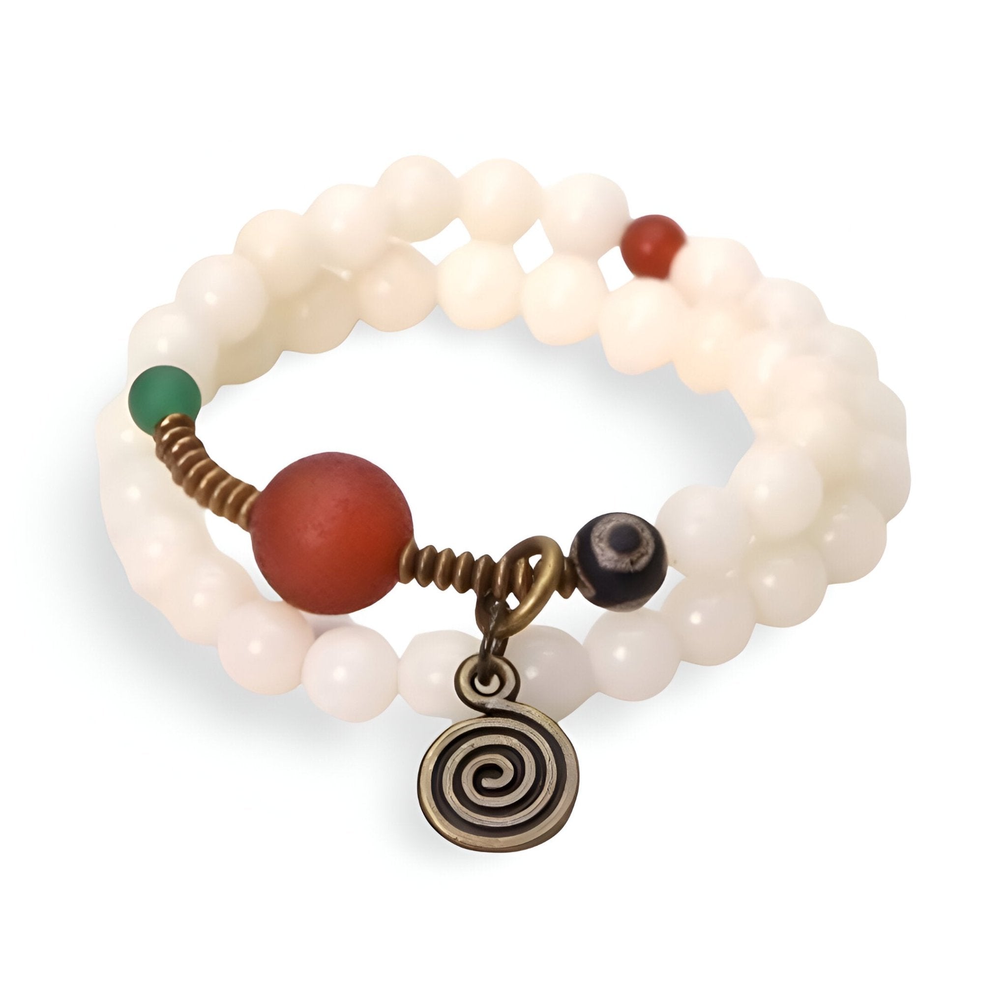 Bracelet double tour en graines de Bodhi blanches avec pierre d'agate rouge, perles vertes et pendentif spirale en métal.