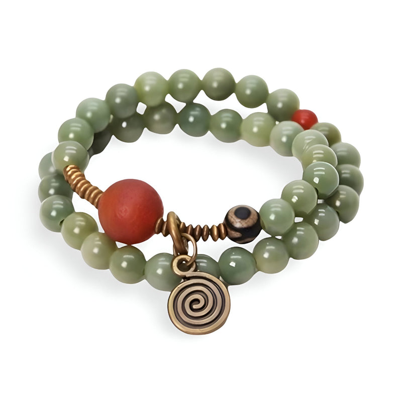 Bracelet double tour en graines de Bodhi vertes avec perles d'agate orange et pendentif spirale en métal bronze.
