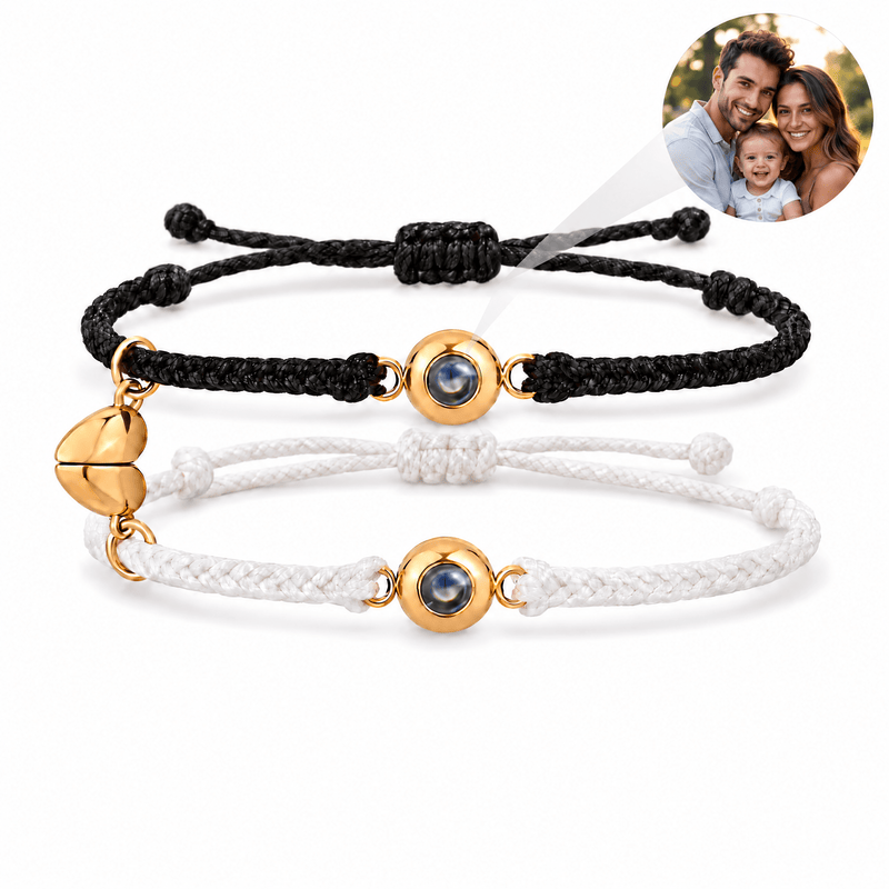 Bracelets photo personnalisés couple, cordons tressés, coeur magnétique doré, modèle Démélove — Blanc et noir — packshot studio photo-projection nette