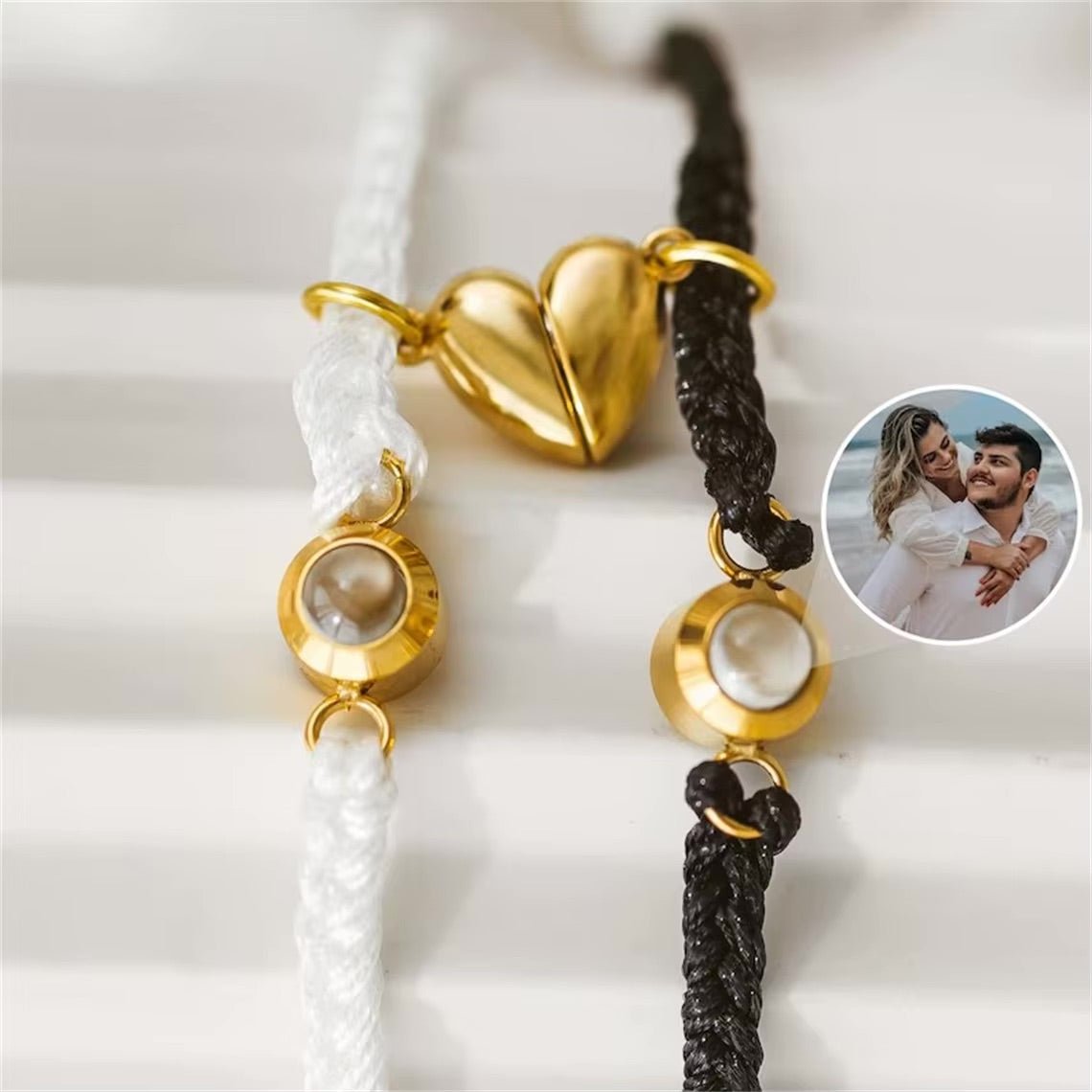 Bracelets couple à cordons tressés noir et blanc avec cœur magnétique doré et médaillon photo en or.