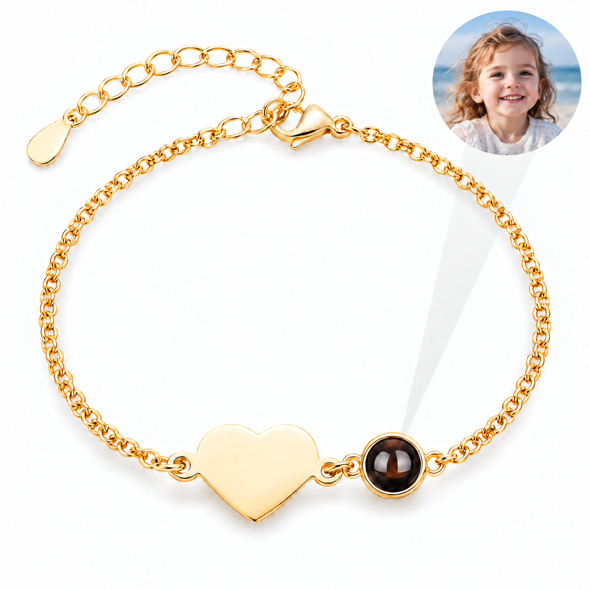 Bracelet personnalisé avec photo, gravure cœur, maille fine en acier inoxydable, cadeau sentimental, unique, modèle Casudale — Or — packshot studio photo-projection nette