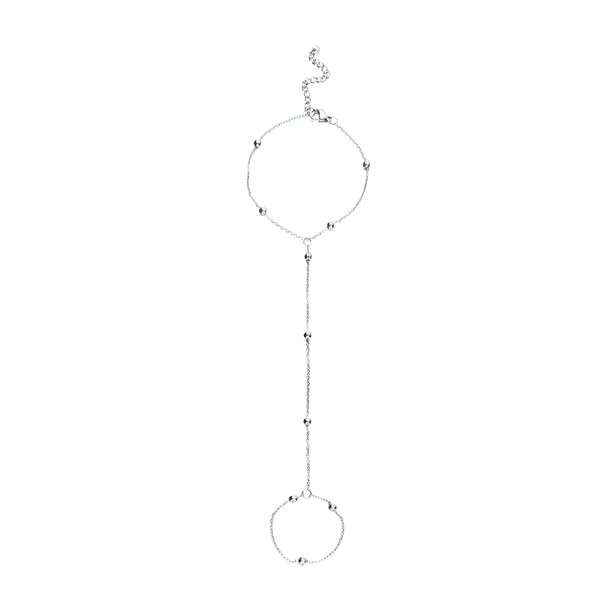Bijou de main en acier inoxydable argenté avec petites perles noires, chaîne fine reliant bracelet et bague.