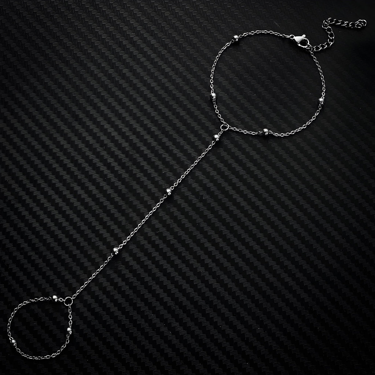 Bijou de main en acier inoxydable argenté avec perles fines et chaîne délicate pour doigt.