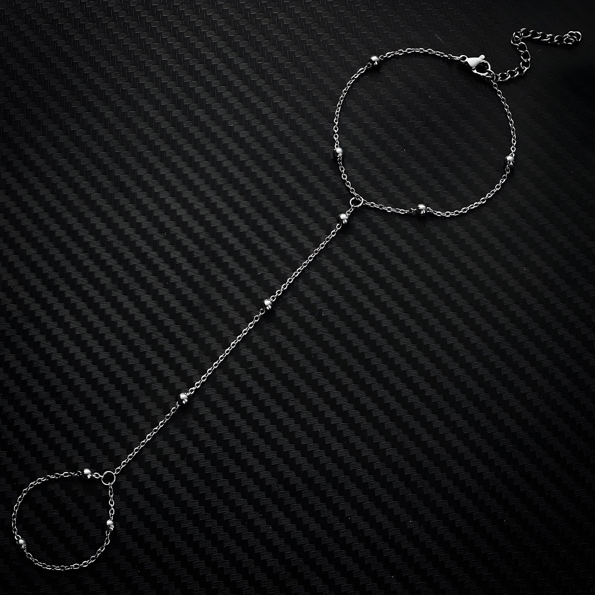 Bijou de main en acier inoxydable argenté avec perles fines et chaîne délicate pour doigt.