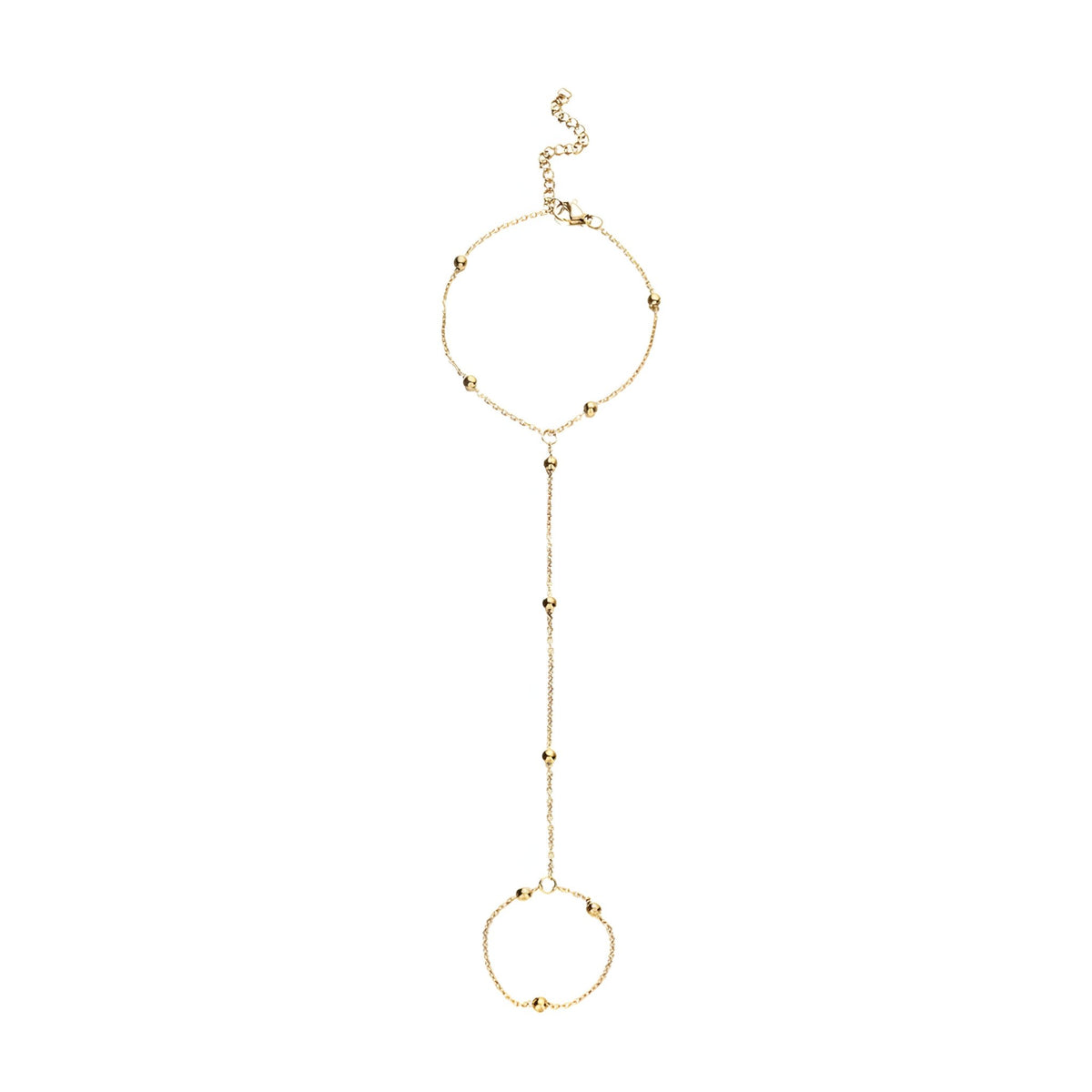 Bijou de main doré en acier inoxydable avec perles et chaîne délicate reliant un bracelet et une bague.