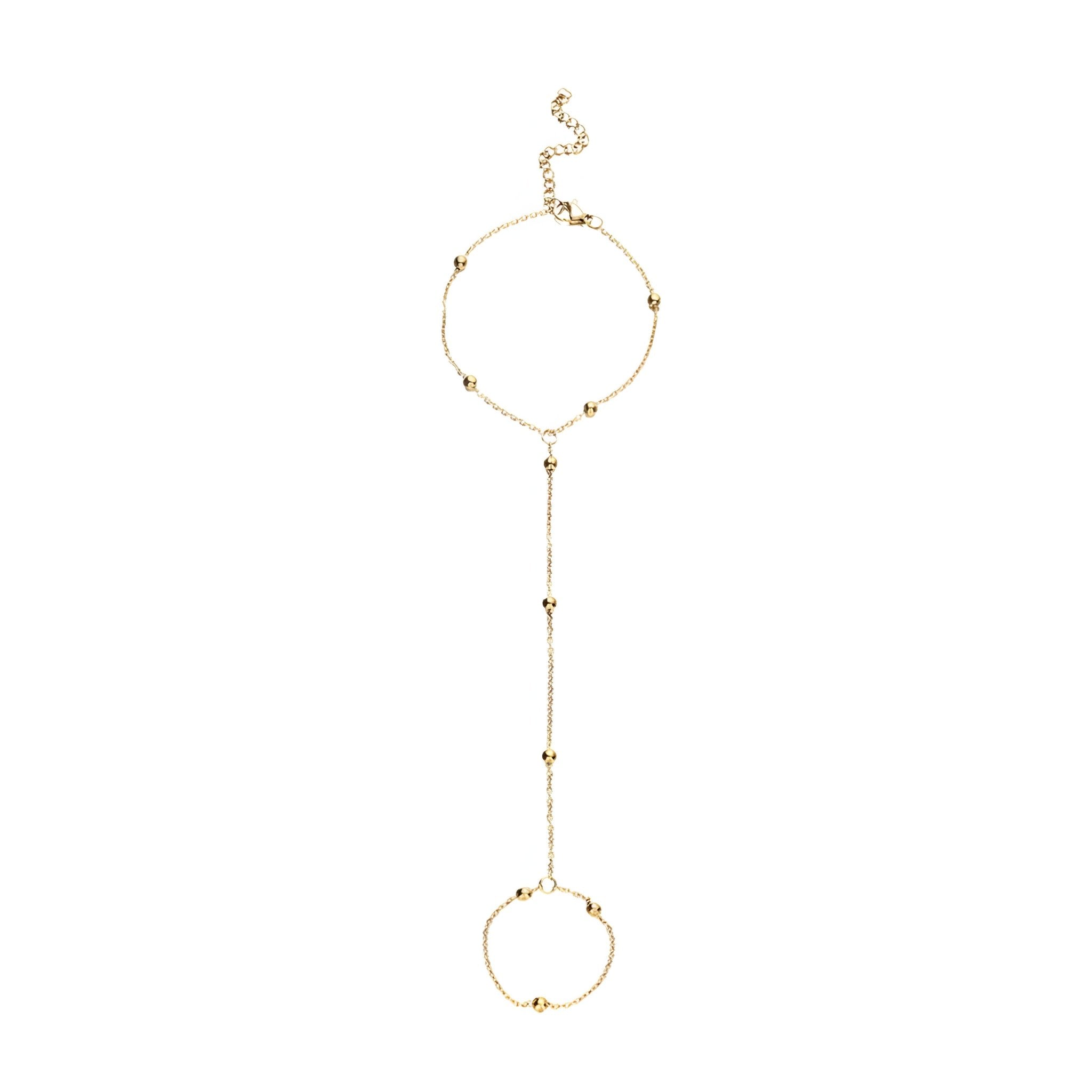 Bijou de main doré en acier inoxydable avec perles et chaîne délicate reliant un bracelet et une bague.