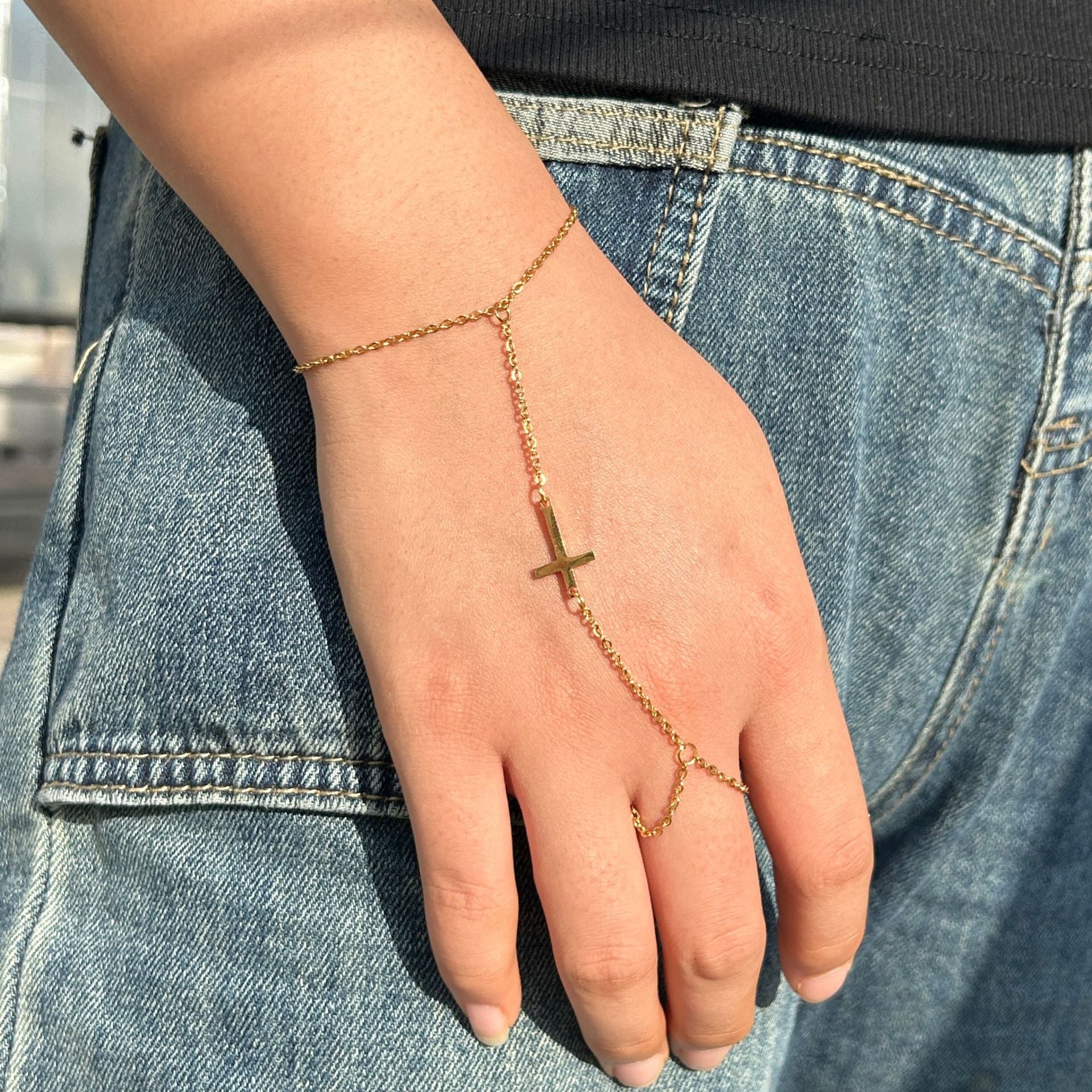 Bijou de main doré en acier inoxydable avec croix chrétienne et chaîne fine, modèle Loka.