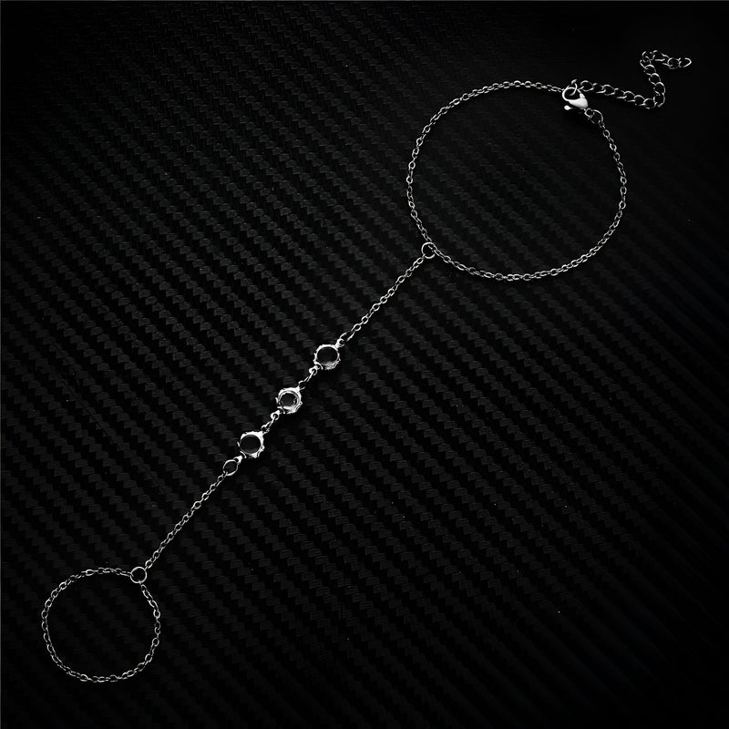 Bijou de main en acier inoxydable argenté avec motifs en forme de cœur et détails en zirconium, chaîne fine délicate.