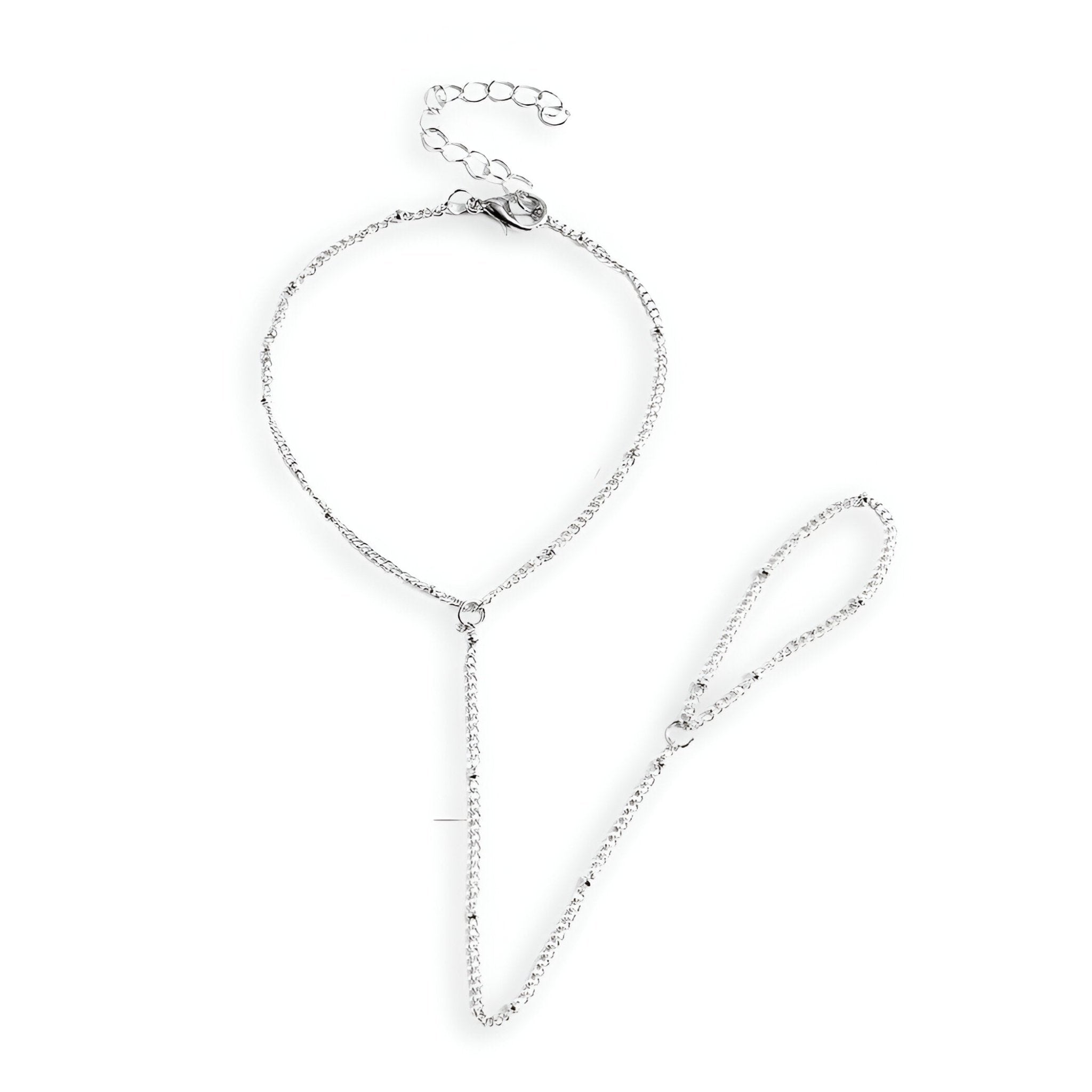 Bijou de main en acier inoxydable argenté avec bracelet chaîne et anneau reliés par une fine chaîne.